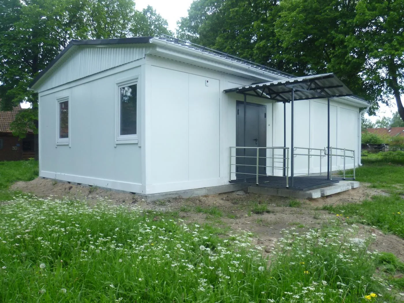 Завершен монтаж фельдшерско-акушерского пункта в Акулово под Неманом