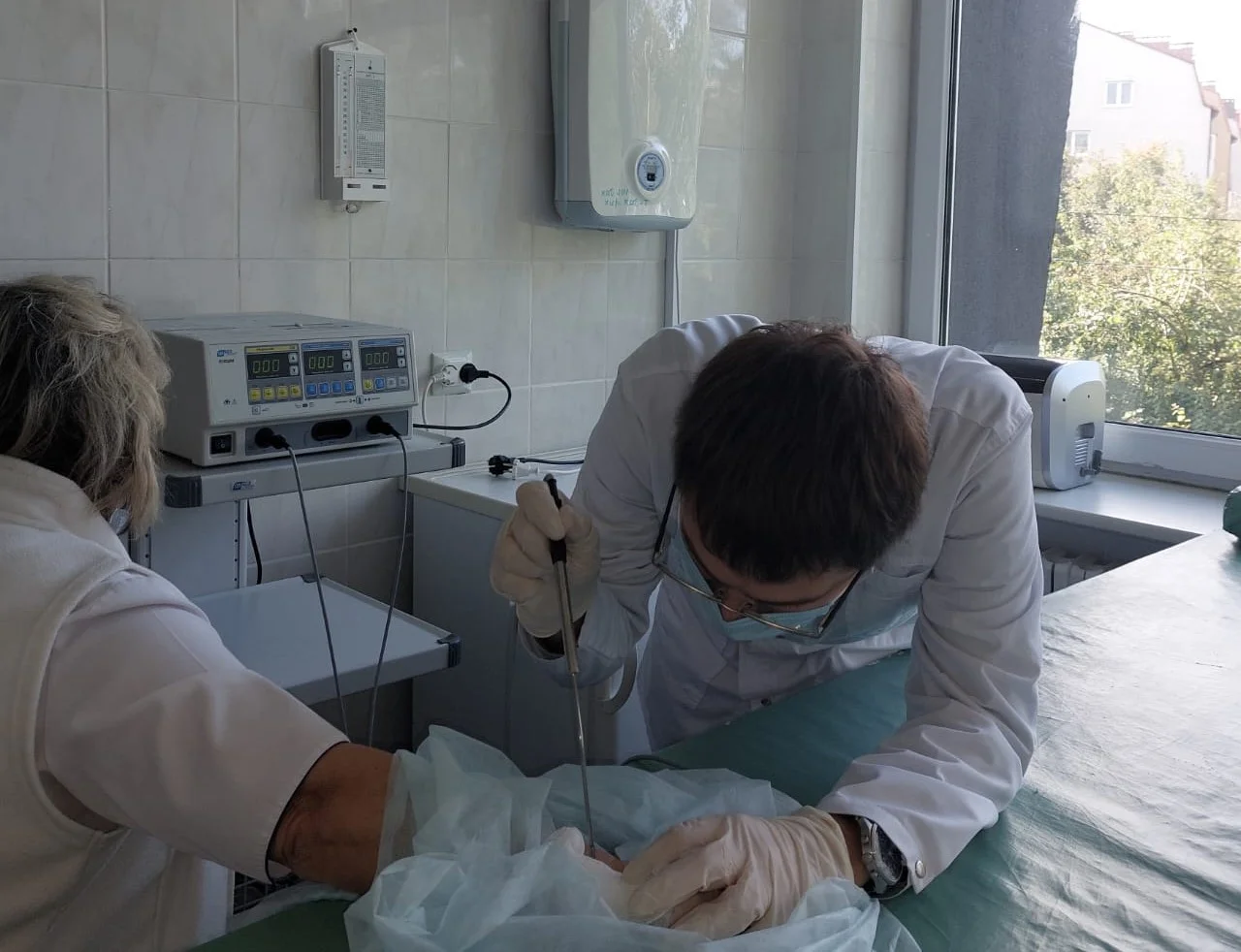 Больше ста пациентов ежемесячно получают помощь в Пионерском благодаря новому электрохирургическому аппарату