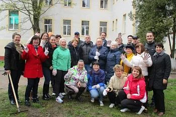 Сотрудники регионального минздрава приняли активное участие в благоустройстве территории Детской областной больницы Сотрудники регионального минздрава приняли активное участие в благоустройстве территории Детской областной больницы