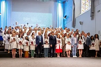Губернатор вручил дипломы выпускникам-медикам БФУ имени Иммануила Канта Губернатор вручил дипломы выпускникам-медикам БФУ имени Иммануила Канта
