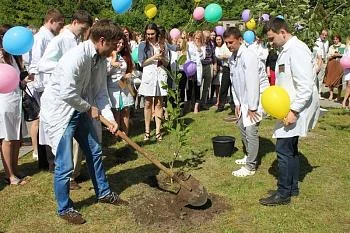 В честь последнего звонка студенты мединститута БФУ им. И. Канта посадили магнолию В честь последнего звонка студенты мединститута БФУ им. И. Канта посадили магнолию
