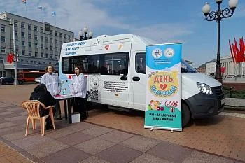 За пять часов состояние своего здоровья проверили около двухсот человек За пять часов состояние своего здоровья проверили около двухсот человек